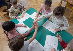 Dzieci z grupy Sowy ozdabiają swoje kartki.