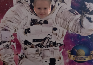 Lena w kombinezonie astronauty.