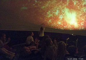 Dzieci oglądają w przybliżeniu słońce