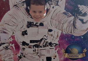 Maks w kombinezonie astronauty.