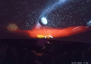 Dzieci oglądają ruch planet