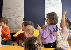 Dzieci czekają na wejście do planetarium