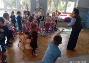 Dzieci tańczą w rytm muzyki.