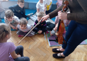 Dzieci oglądają skrzypce.