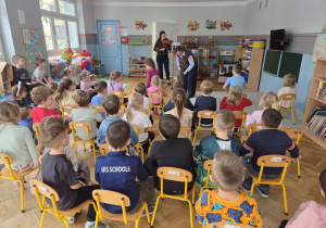 Dzieci słuchają muzyki granej na skrzypcach