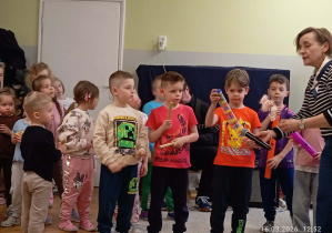 Dzieci grają na instrymentach.