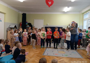 Wspólne granie z panią muzyką na instrumentach.