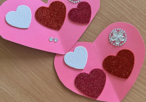 Różowe serduszka przygotowane przez dzieci.