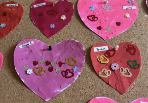 Prace plastyczne, kolorowe serca.