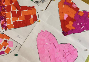 Prace plastyczne, kolorowe serca.