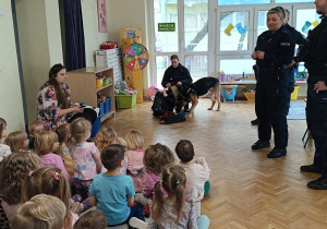Policjanci w odwiedzinach w grupie najmłodszej
