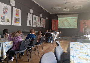 Dzieci ogladają na ekranie wnętrze Zamku Królewskiego.