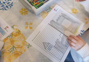 Praca plastyczna dziecka, projektowanie zamku.