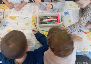 Dzieci rysują swoje zamki.