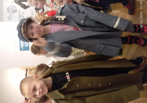 Dzieci przymierzają mundury wojskowe