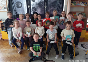 Pamiątkowe zdjęcie dzieci z grupy Sówki z Mamą Jasia.