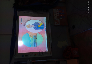 Film o kolei wyświetlany na ekranie.