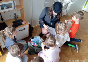 Pani Monika jako konduktor i kierownik pociągu razem z dziecmi.