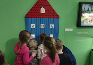 Dzieci oglądają interaktywną ekspozycję inspirowaną światem Muminków