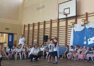 Chłopcy recytują wiersz podczas przedszkolnej uroczystości.