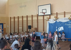 Dzieci prezentują program artystyczny przed rodzicami i gośćmi.