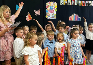 Dzieci biorą udział we wspólnych zabawach ruchowych.