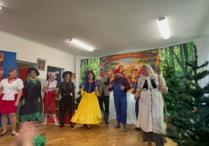 Wszyscy aktorzy na scenie
