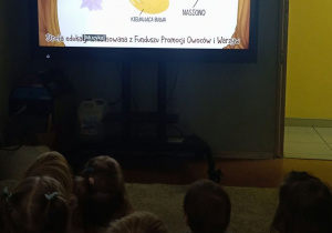 Dzieci oglądają film edukacyjny o ziemniakach.